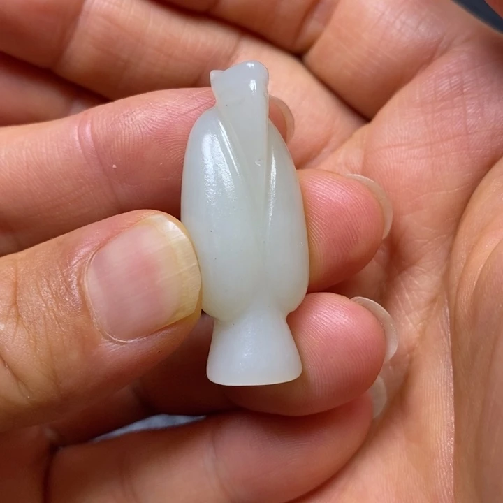 和田玉未镶嵌颈饰利**草