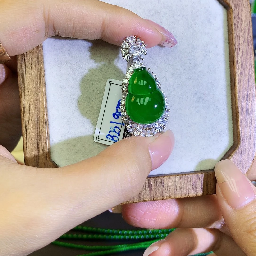 翡翠颈饰银S925镶嵌天然翡翠葫芦