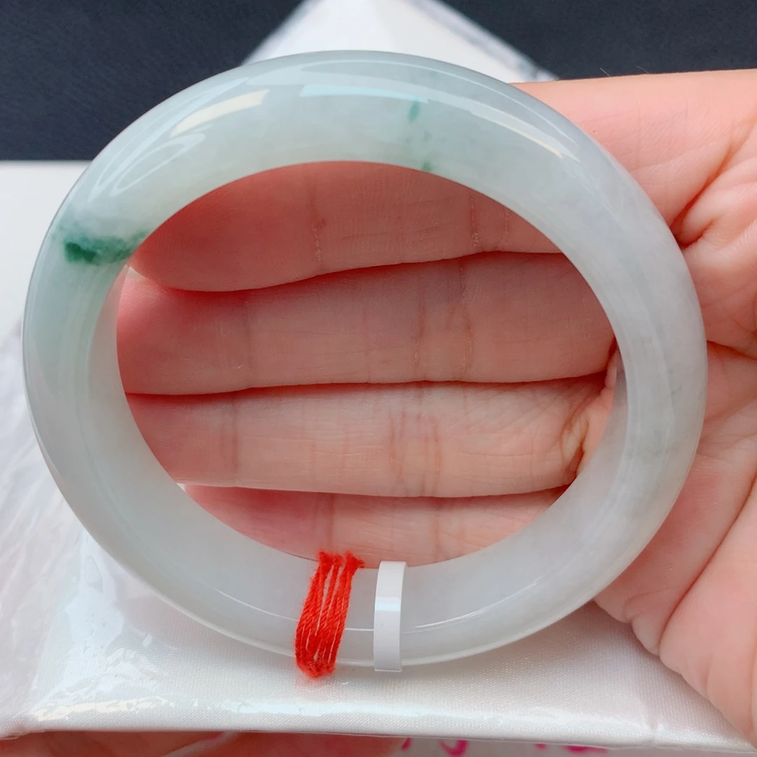 翡翠未镶嵌手镯56.5圈 白底飘绿花有纹