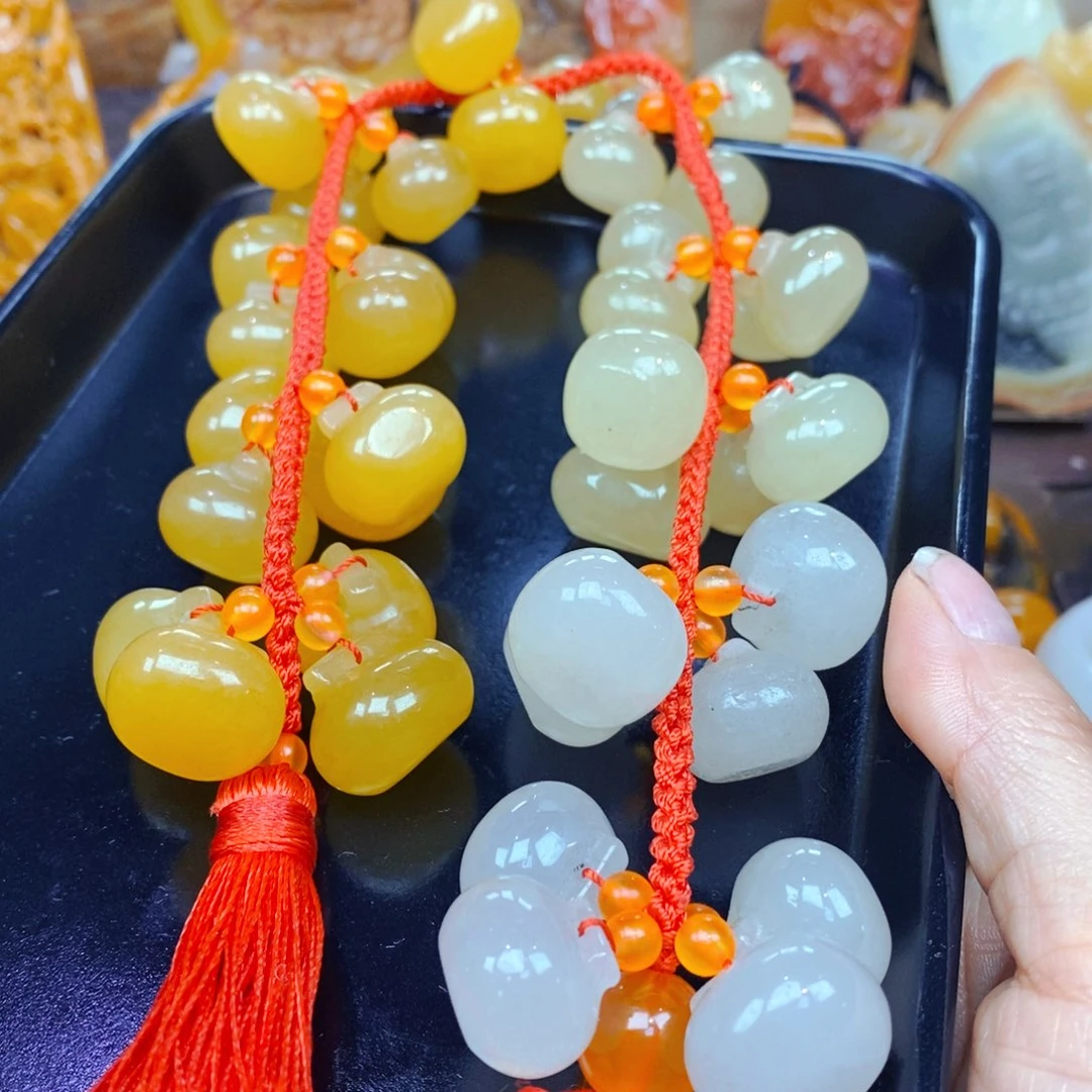 未镶嵌石英质玉（黄龙玉）颈饰