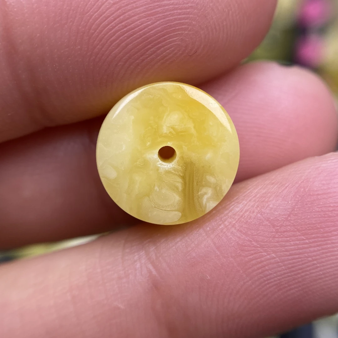 蜜蜡药片隔珠12.0×5.3mm，一边植物包裹体，介意勿拍，亏本不退