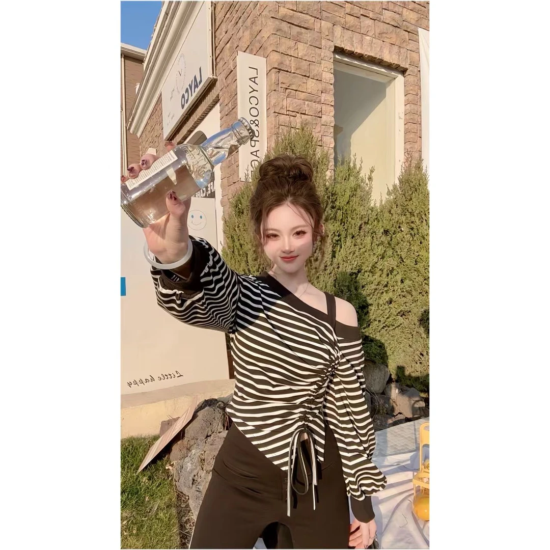 曼曼【奥利奥go】韩版不规则宽松斜领露肩条纹卫衣女