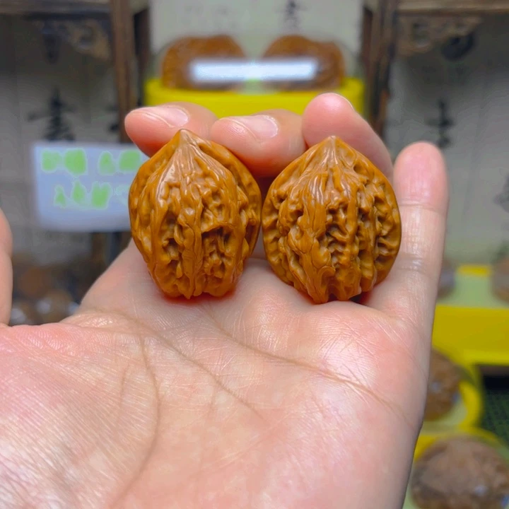 文玩核桃吊坠红豆