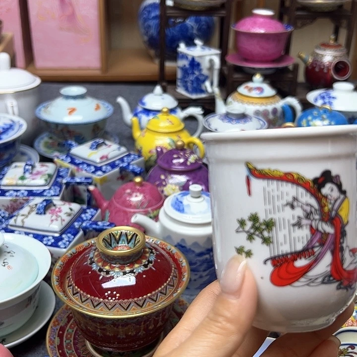 珐琅彩工艺是由釉中