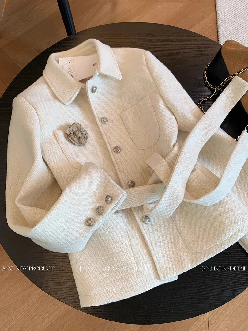 2025冬季新款绑带收腰显瘦小众女白色气质高级感翻领小香风外套