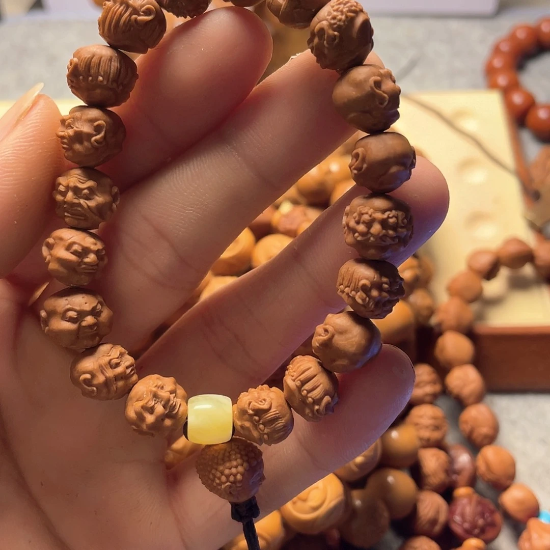 龙纹桃核雕刻虚派罗汉