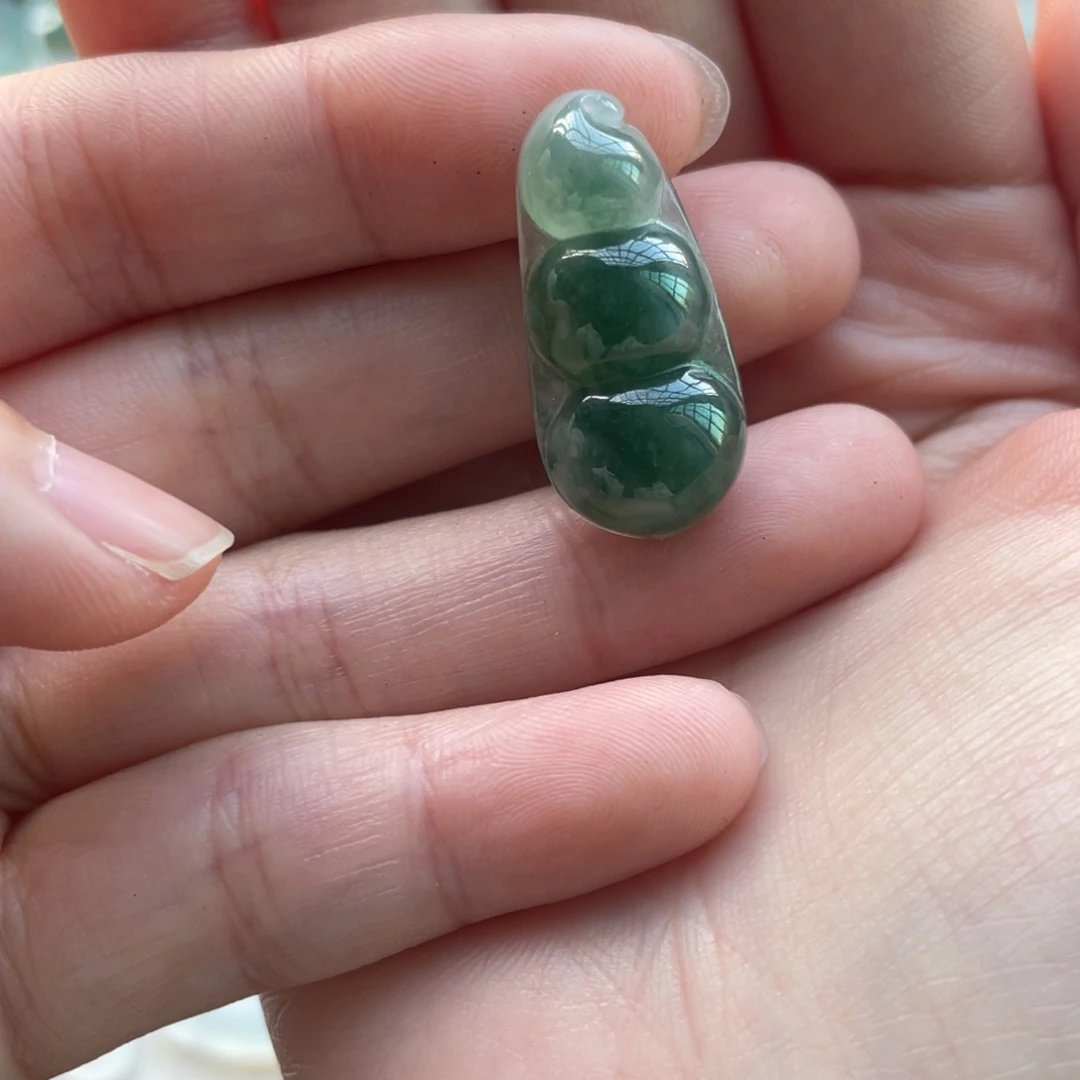 翡翠颈饰未镶嵌不**你豆子