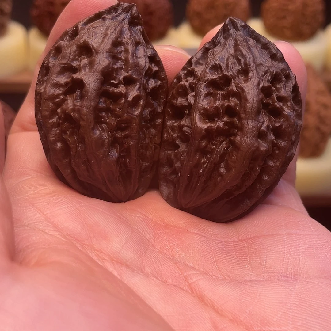 焦***豆猴头核桃吊坠地闷黑色精品半壁文玩核桃