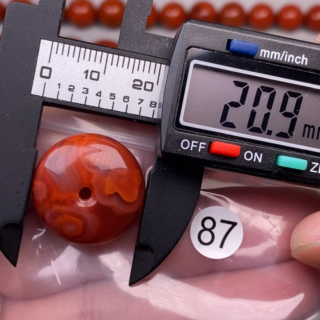 南红玛瑙未镶嵌配饰有瑕疵