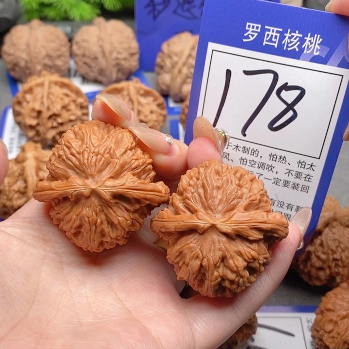 吊坠桃核W42白狮子178