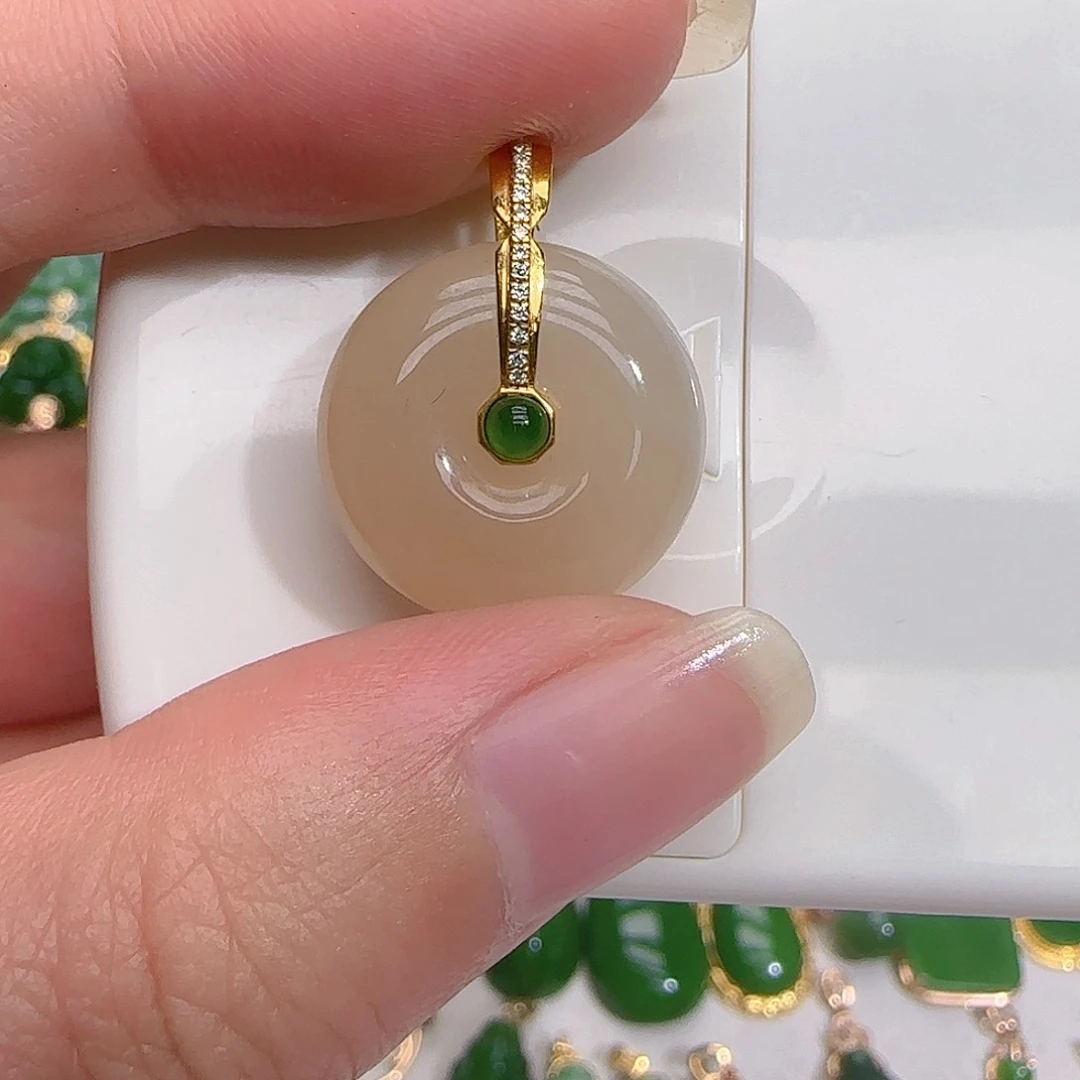 和田玉吊坠(不含链)18K金镶嵌