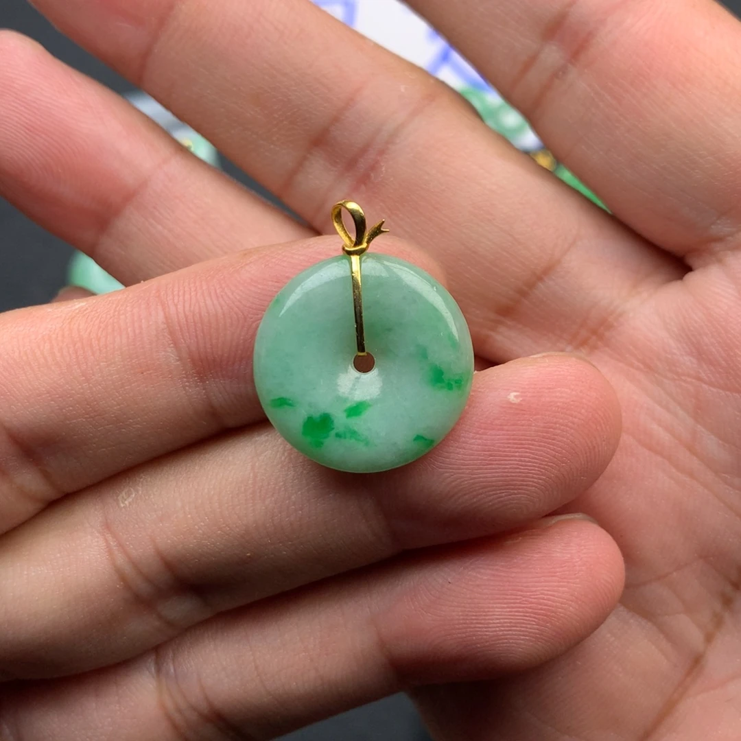 翡翠18K金镶嵌颈饰平安扣