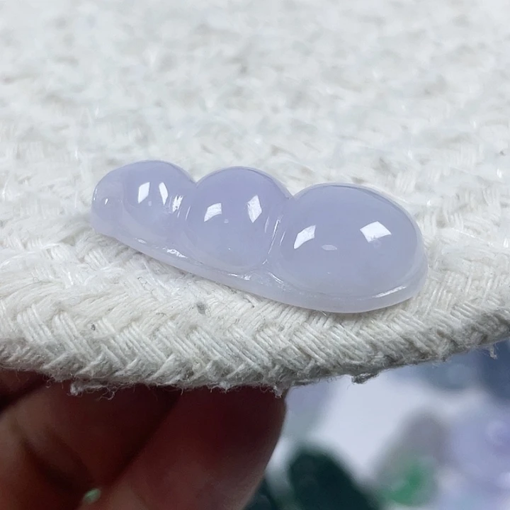 翡翠未镶嵌颈饰豆