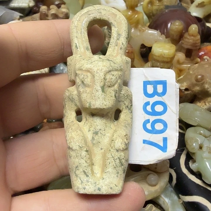 透闪石-蛇纹石玉未镶嵌颈饰