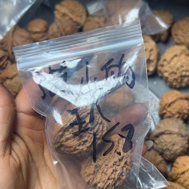 文玩核桃吊坠南疆石放漏