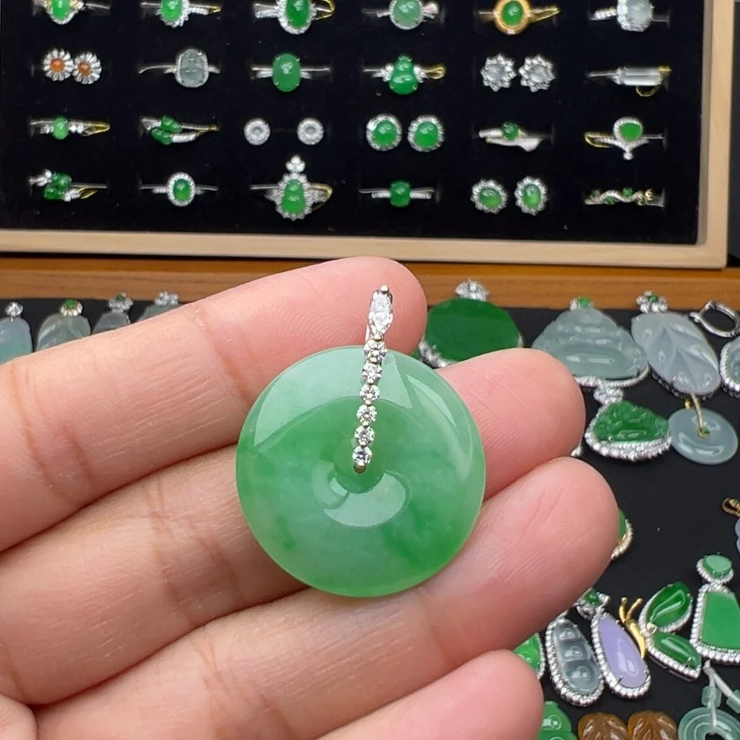 翡翠18K金镶嵌颈饰扣