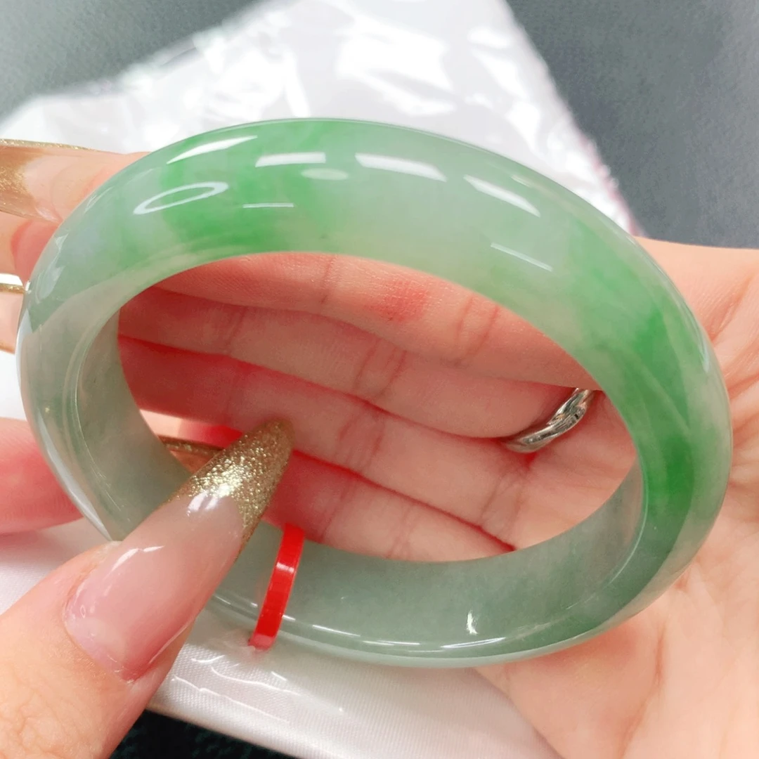 翡翠手镯未镶嵌55圈