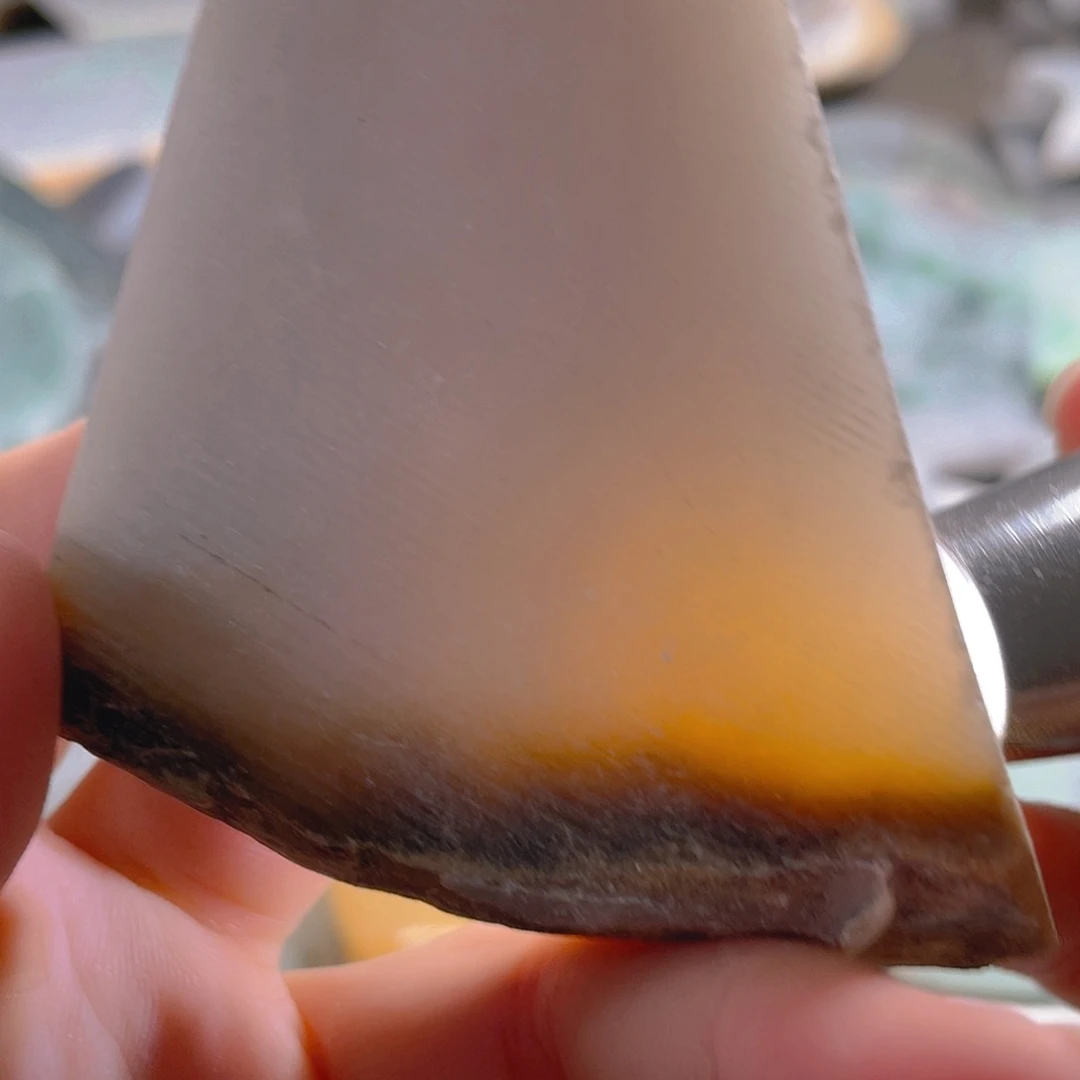 颈饰未镶嵌翡翠。