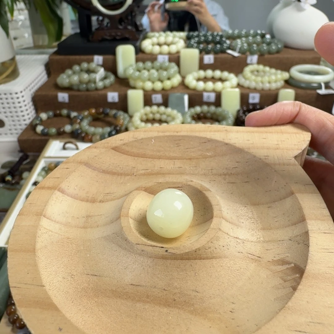 小***哟和田玉未镶嵌颈饰