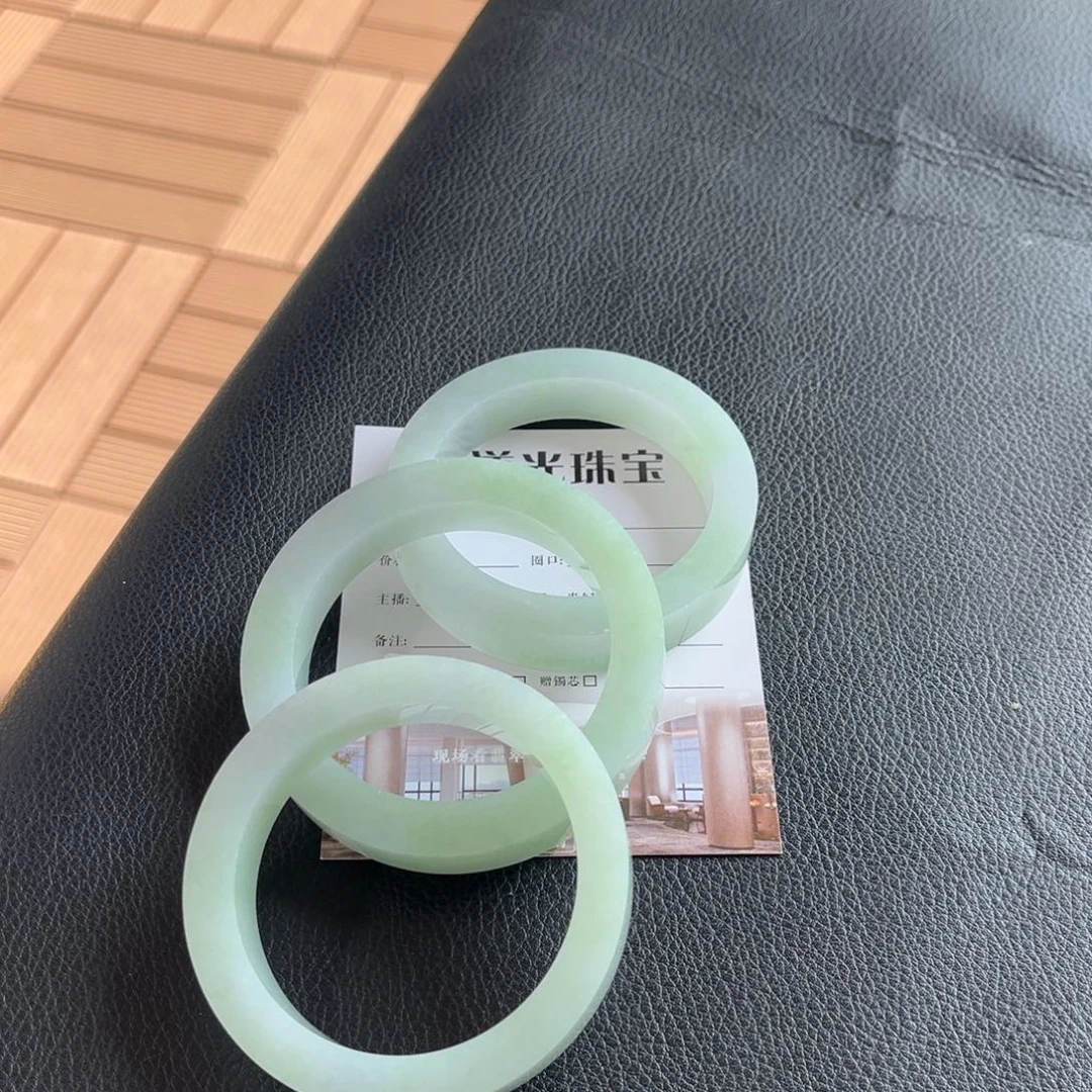 尹***丹定制翡翠未镶嵌手镯