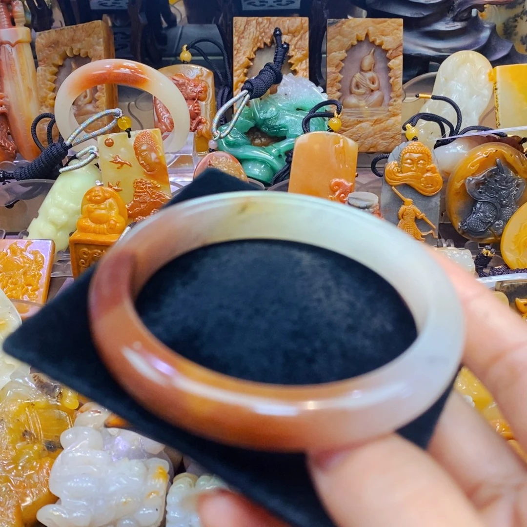 未镶嵌石英质玉（黄龙玉）颈饰