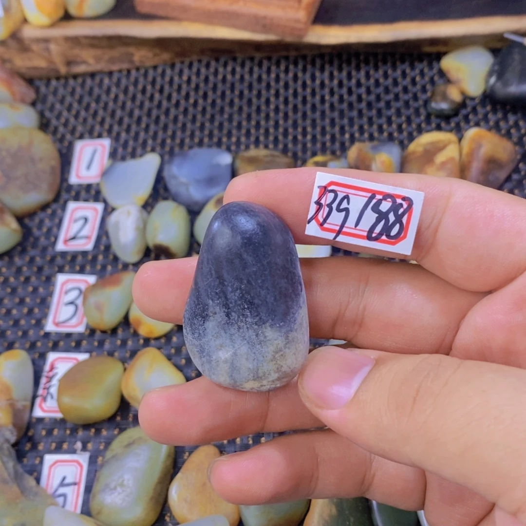 颈饰未镶嵌和田玉（糖玉）