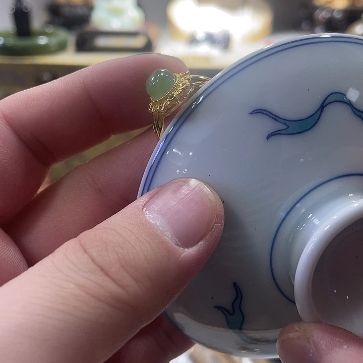 瓷片精致雕刻出精致