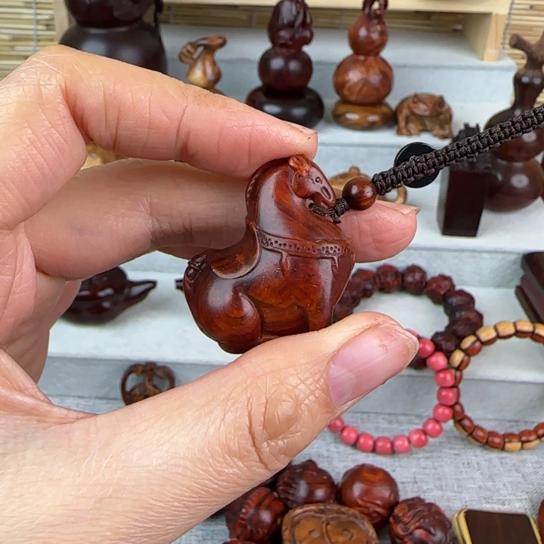 木小叶紫檀雕刻马挂件