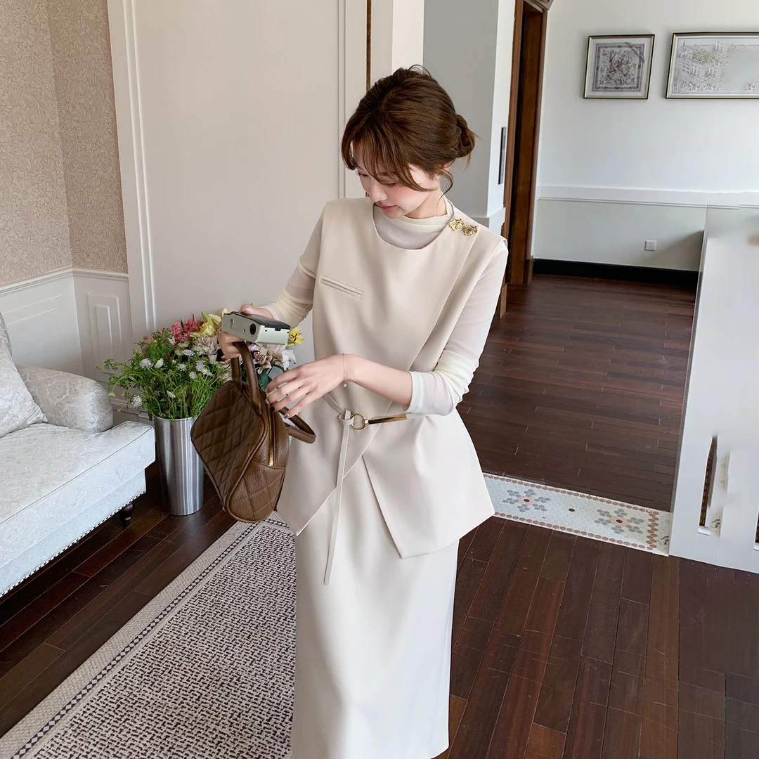 法式轻奢气质感早秋穿搭2025新款职场高级感上衣马甲半身裙三件套