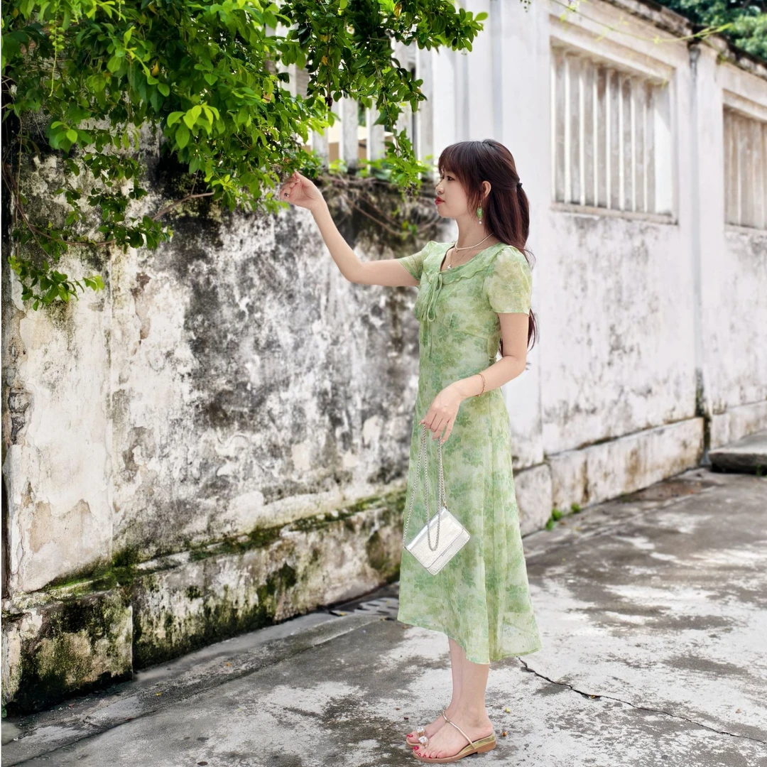 西米家小个子【绿野仙踪】烫金小清新V领荷叶边系带碎花连衣裙0622#