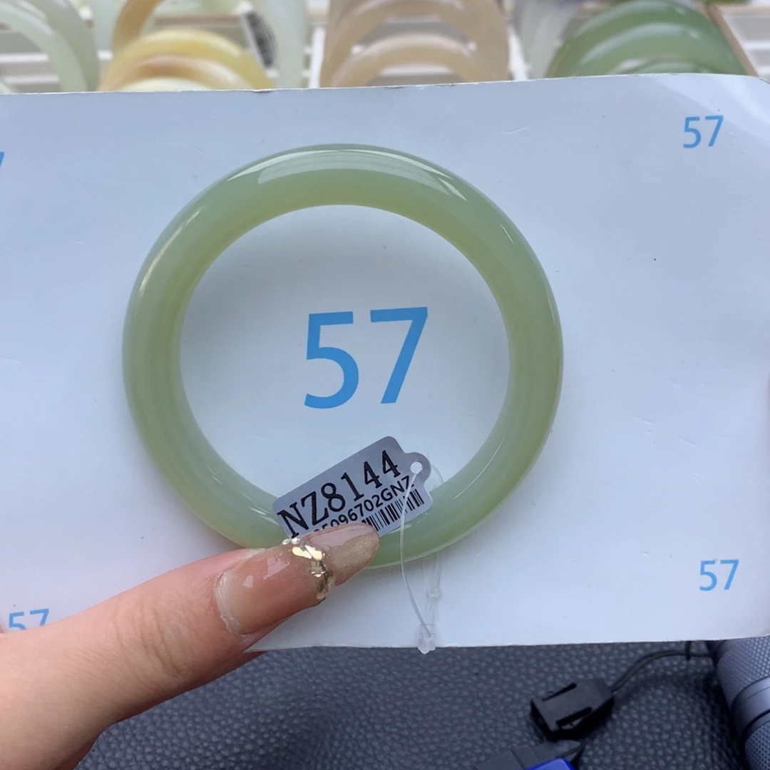 恣***意和田玉手镯未镶嵌