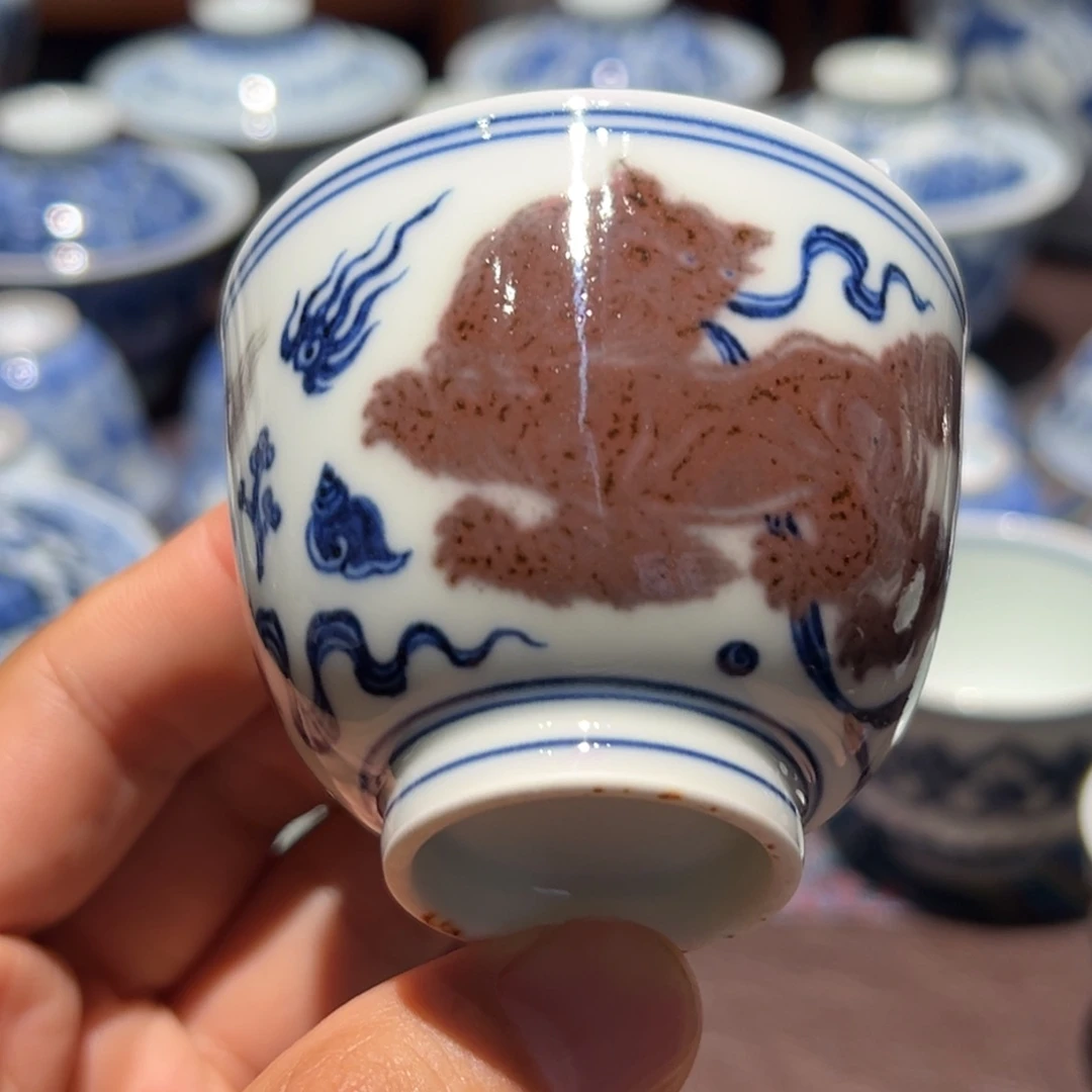 精品青花釉里红狮子戏球主人杯口径约6.5厘米