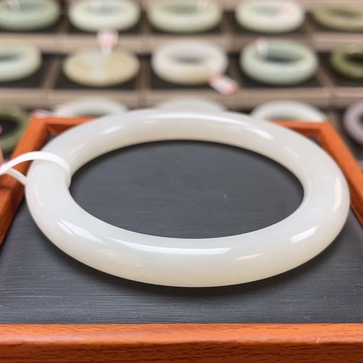 和田玉未镶嵌手镯（白藕粉）