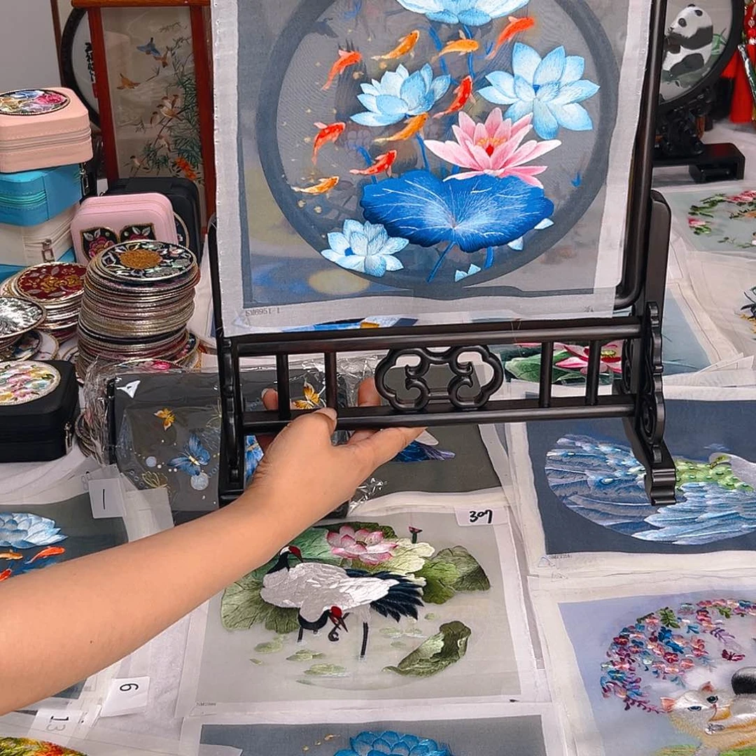 扇子苏绣作品定制款荷花鱼