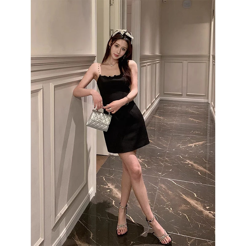 赫本风气质辣妹高级感金属链条吊带连衣裙百搭显瘦小众休闲小黑裙