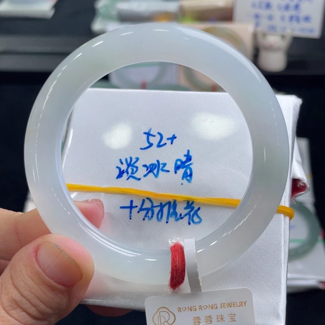 翡翠手镯未镶嵌翡翠手镯