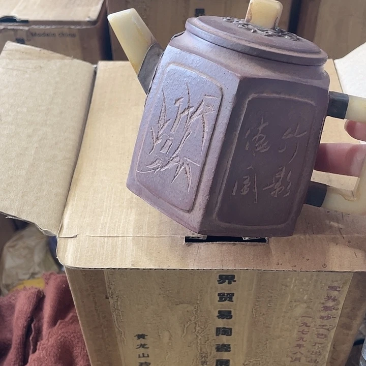 茶壶紫砂原矿泥料手工制作的一把紫砂壶。
