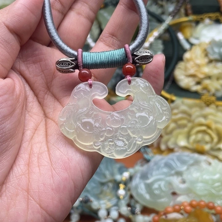 蛇纹石玉吊坠合金