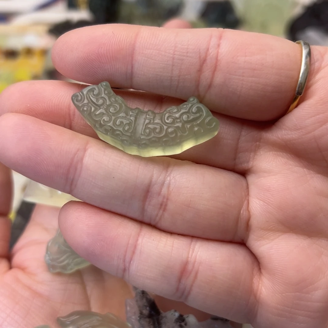 蛇纹石玉颈饰合金