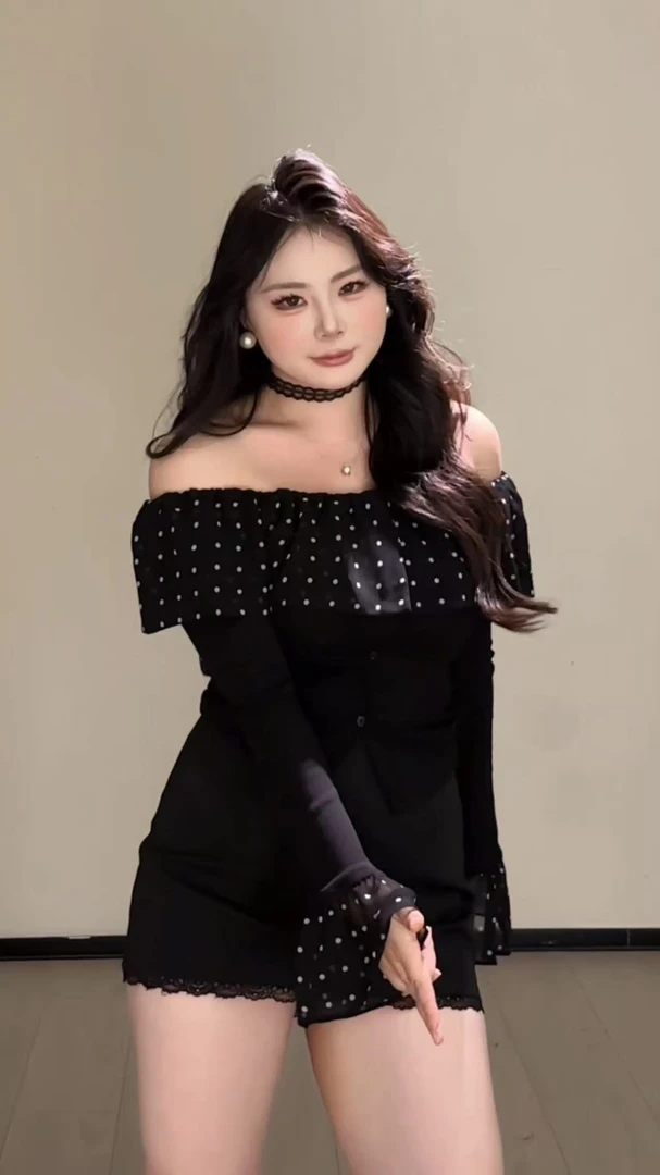 【大小姐】“黑巧气泡”上衣时尚静奢风波点甜美时尚露肩一字肩套装