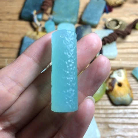 蛇纹石玉颈饰合金