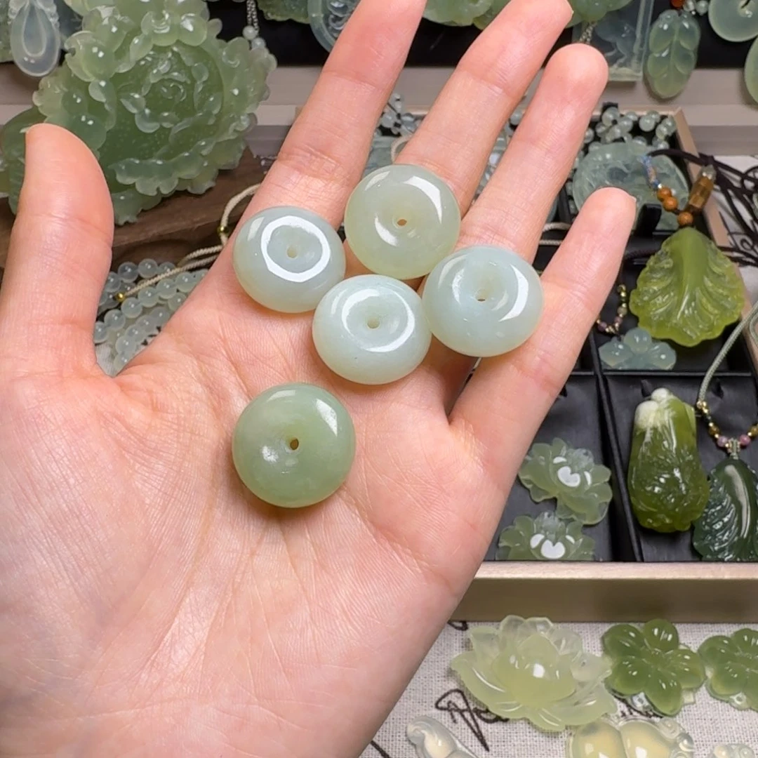 蛇纹石玉颈饰未镶嵌五个