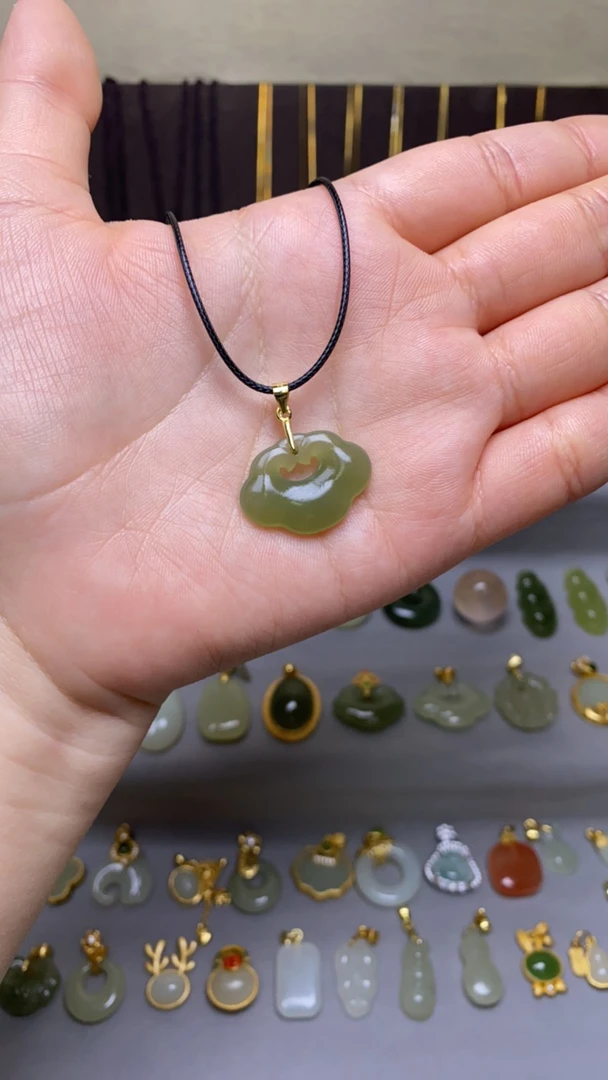 祥云锁大23*25*5和田玉吊坠