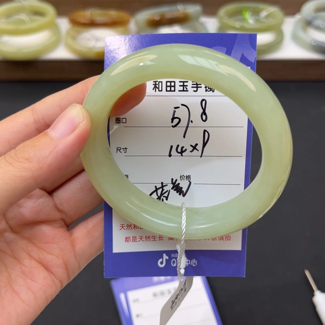 熊***姐未镶嵌手镯和田玉