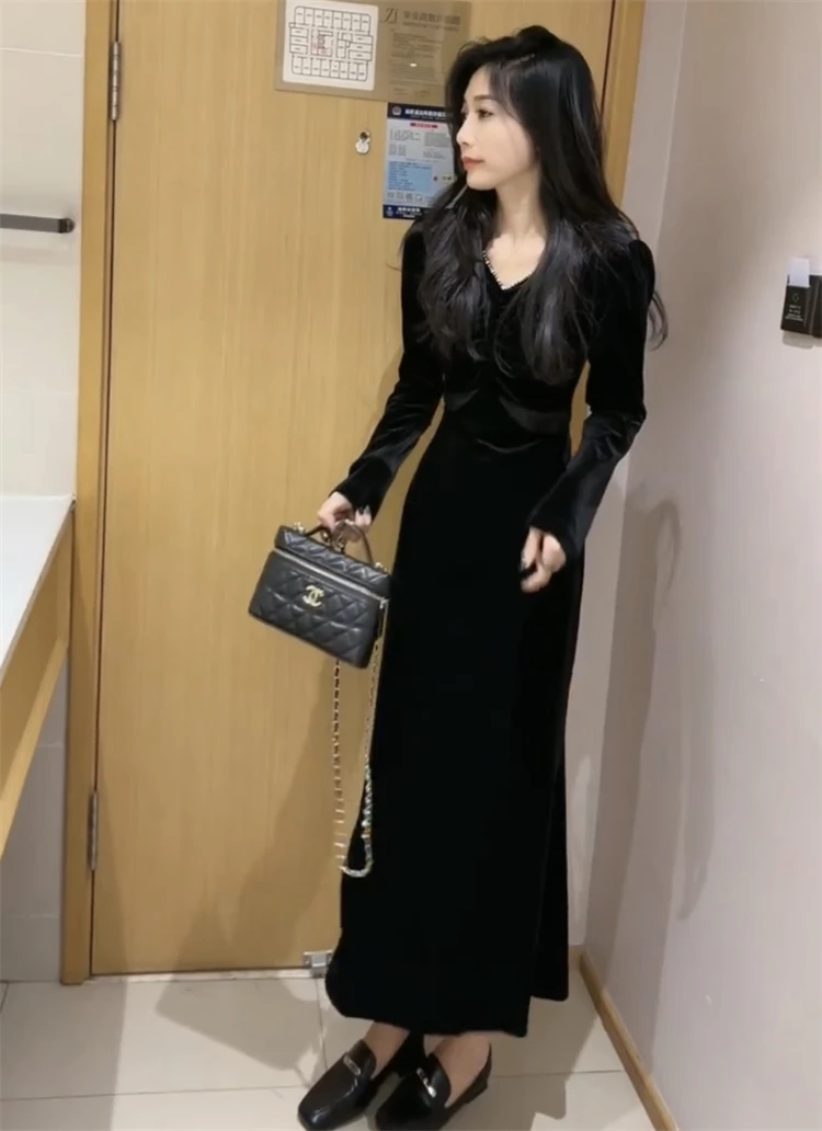 赫本风拼接钉珠V领丝绒连衣裙女2025秋季新款轻奢感收腰显瘦A字裙
