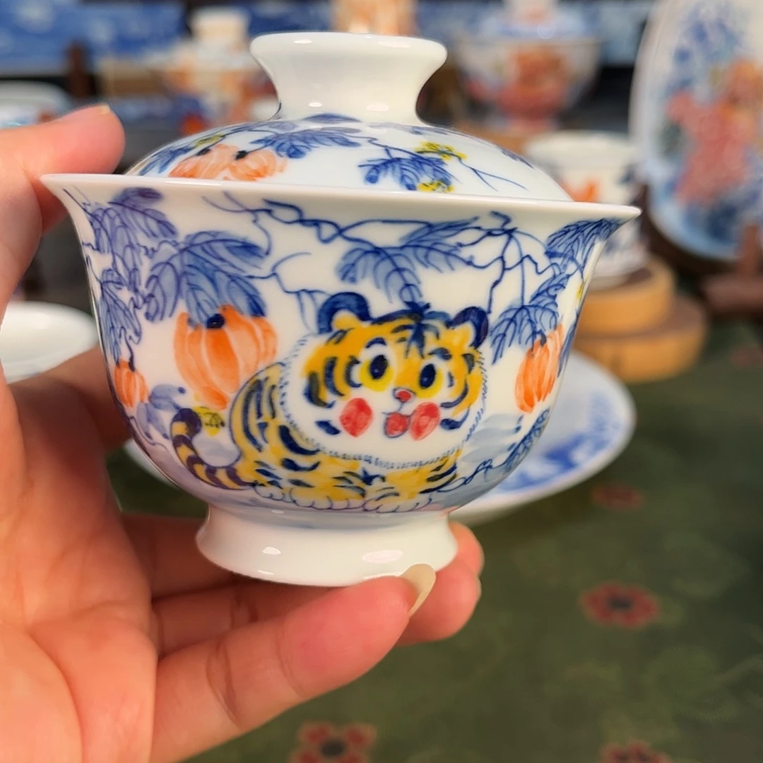手绘青花釉下五彩老虎盖碗