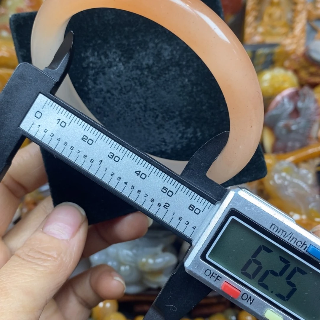 未镶嵌石英质玉（黄龙玉）颈饰