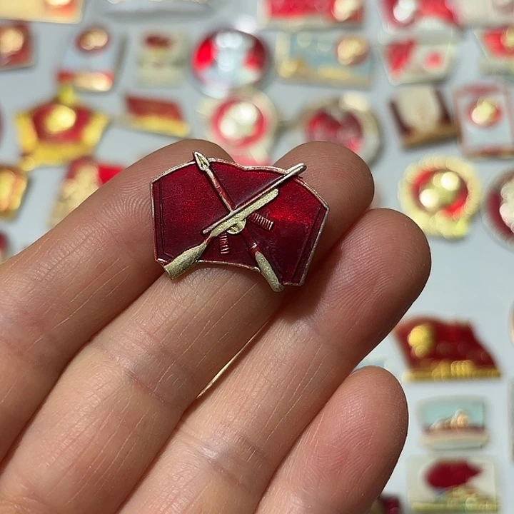其他普通金属徐*摩纪念章
