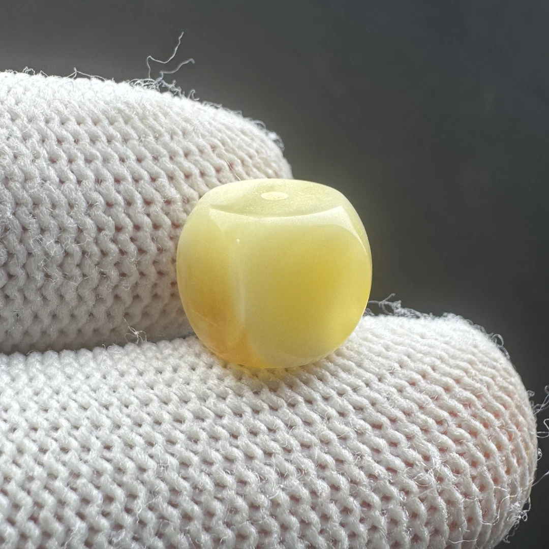 J4435天然原矿俄料蜜蜡瓷白四方珠 8.6mm支持复检