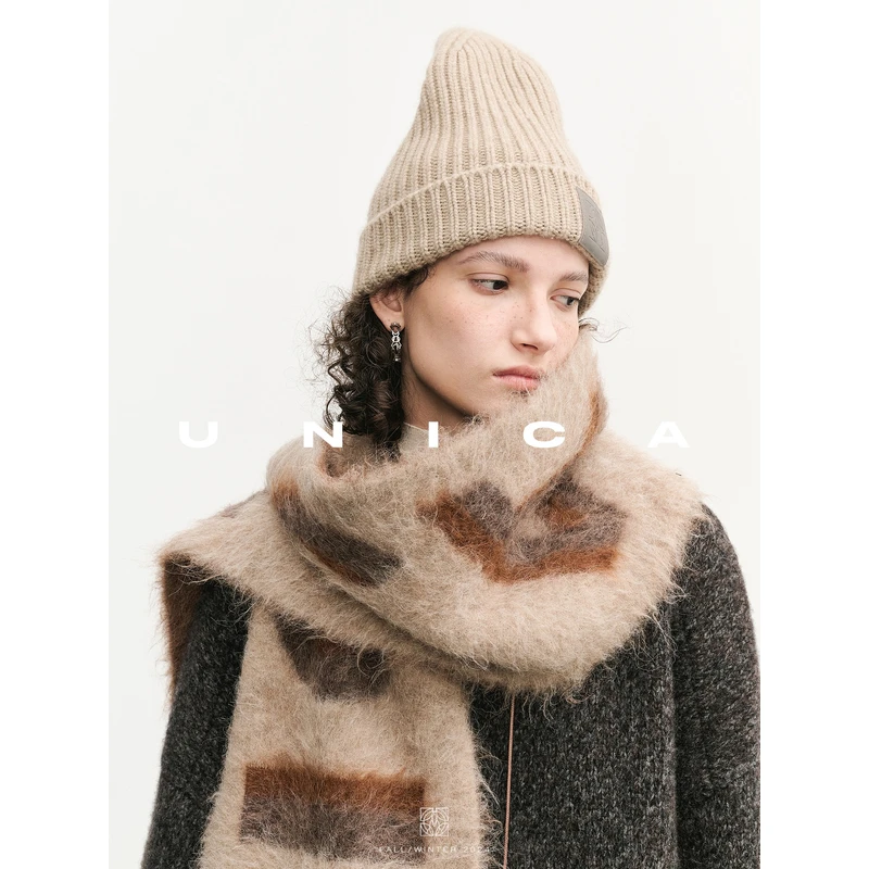 UNICA/轻盈软绵满分造型感_波普艺术色彩字母提花羊驼毛流苏围巾